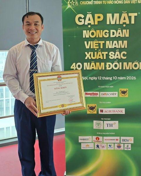 Nguyễn Viết Vị nhận Bằng khen Nông dân Việt Nam xuất sắc 40 năm đổi mới